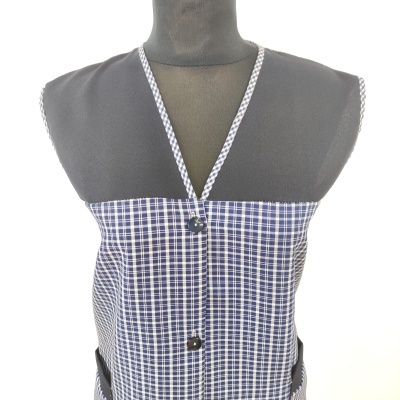 Avental azul e branco xadrez com botões pretos num manequim preto