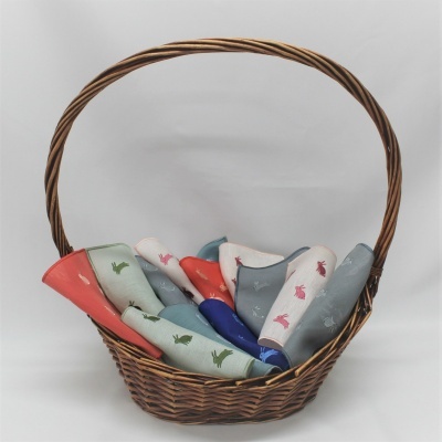 Cesto com guarda-chuvas de várias cores com padrão de coelhos