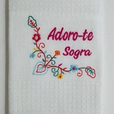 Toalha branca bordada com flores, coração e texto colorido 'Adoro-te sogra'