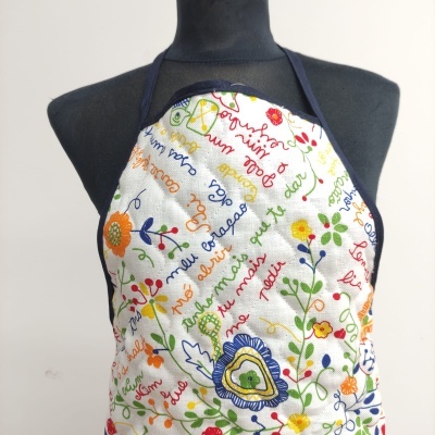 Avental de cozinha bordado colorido com flores e texto em francês