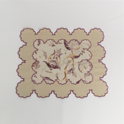 Jogo de tecido com padrão floral e bordas recortadas roxas