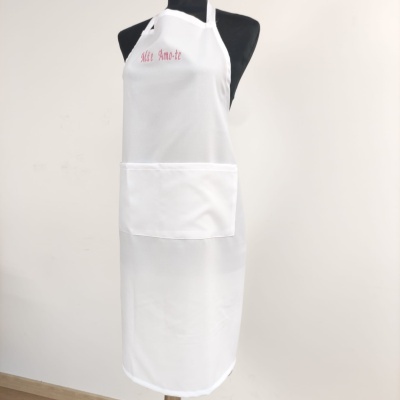 Avental branco com bolso frontal e texto bordado vermelho