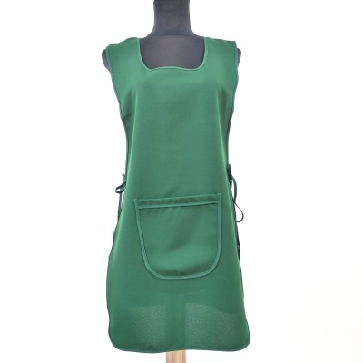 Vestido verde com bolso frontal em manequim preto