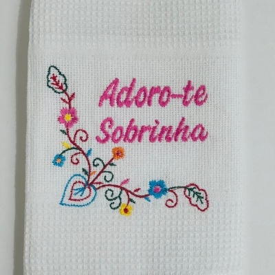 Toalha branca com bordado colorido e texto 'Adoro-te Sobrinha'