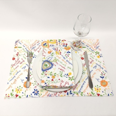 Conjunto de mesa com prato, guardanapo e toalhete coloridos, talheres de aço inox e copo de vidro