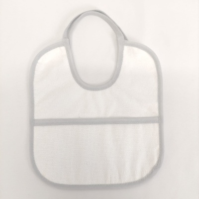 Babete branco com bordas cinza claro e bolso frontal dividido