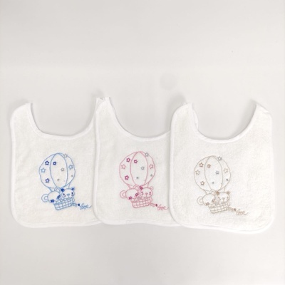 Babete branco com bordado de elefante num balão em três cores diferentes