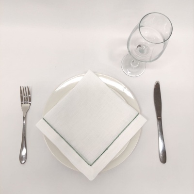 Conjunto de mesa com talheres, prato, guardanapo e copo