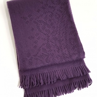 Cachecol roxo com padrão e franjas