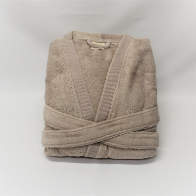 Robe de banho bege claro dobrado com cinto