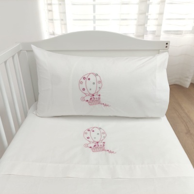 Roupa de cama infantil branca com bordado de balão cor-de-rosa e cinzento