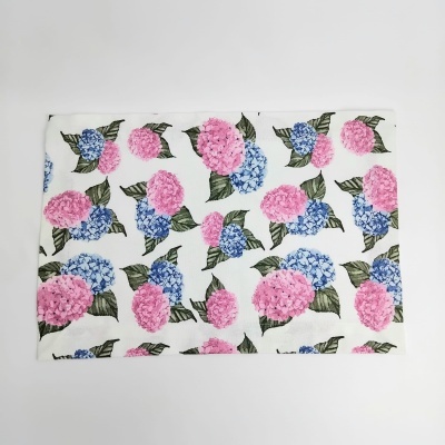 tecido ou toalha com padrão floral rosa e azul sobre fundo branco