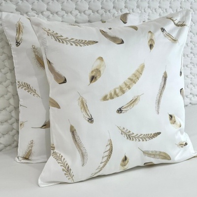 Almofadas decorativas com padrão de penas em tons castanho claro sobre fundo branco