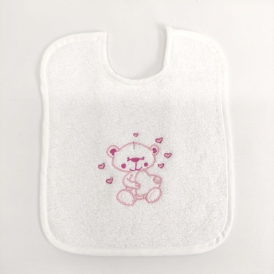 Babete branco para bebé com ursinho rosa bordado e corações.
