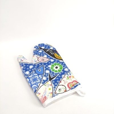 Luva de cozinha colorida com padrão de peixes e flores