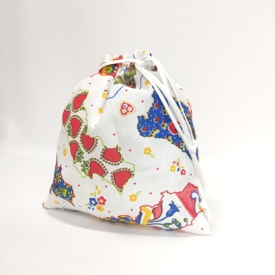 Saco de tecido branco com padrão colorido e cordão branco para fecho