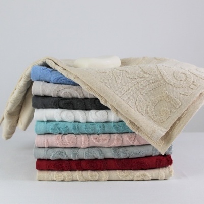 Pilhas de toalhas coloridas com padrões texturizados