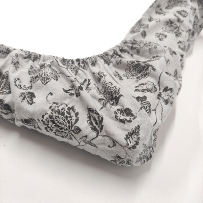 Capa para sapato cinza claro com flores pretas e elástico