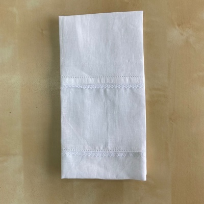 Guardanapo de tecido branco com bordado decorativo