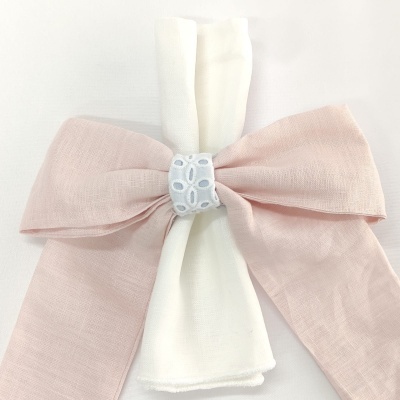 Laço decorativo rosa claro e branco com anel branco com padrões ovalados