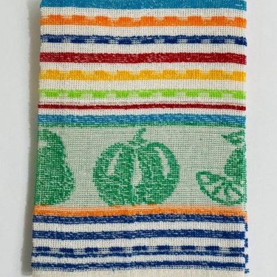 Toalha de tecido listrada com ilustrações verdes de legumes