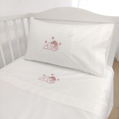 Roupa de cama branca para bebé com bordados rosa de bebé a dormir em cama de grades branca