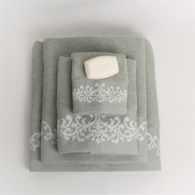 Conjunto de toalhas cinzentas com padrão branco e sabão branco