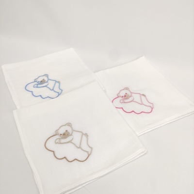 Três fraldas brancas com bordados de ursinhos em azul, rosa e castanho