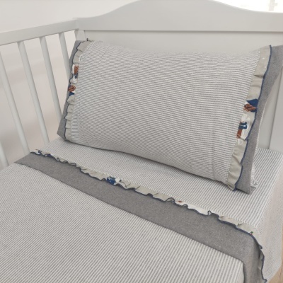 Almofada e edredão para berço com riscas finas brancas e cinzentas e folhos com detalhes florais