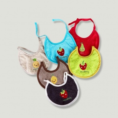Seis babetes coloridos para bebé com bordados de frutas e nomes em inglês.