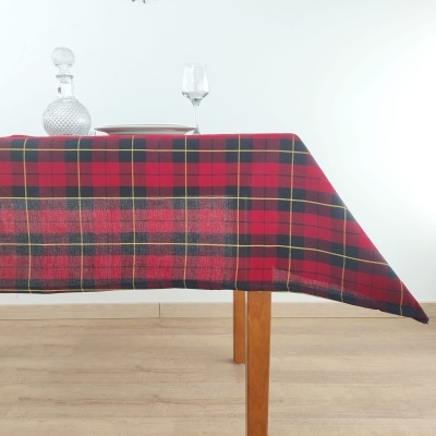 Toalha de mesa xadrez vermelha sobre mesa de madeira com garrafa e copo de cristal