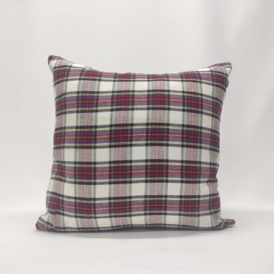 Almofada quadrada xadrez em tons vermelhos e azuis