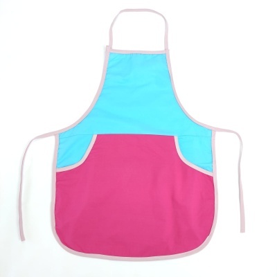 Avental azul claro e rosa escuro com bolso frontal e fitas para amarrar