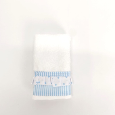 Toalha branca com detalhes azuis em tecido riscado e com bolas