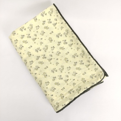 Fralda estampada com ursinhos e flores, bordas cinzentas