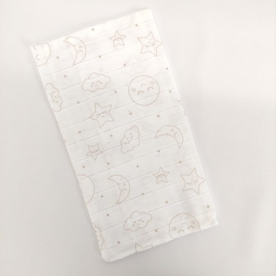Pano de tecido branco com padrões de estrelas, luas e nuvens desenhados