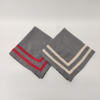 Dois lenços quadrados xadrez preto e branco com riscas vermelhas e bege nas bordas