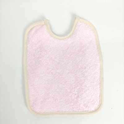Babete rosa de felpa com bordas bege sobre fundo branco