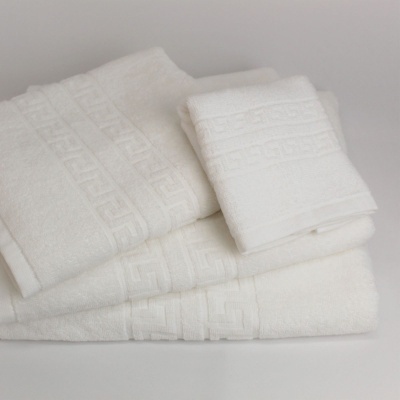 Toalhas de banho brancas em algodão com padrão geométrico bordado