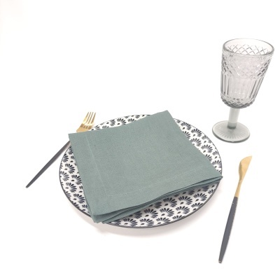 Conjunto de jantar com prato decorado, talheres e copo de vidro