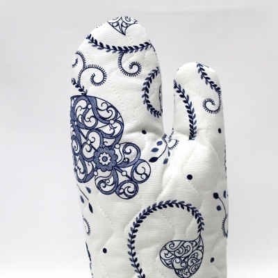 Luvas de forno acolchoadas brancas com padrão azul de arabescos
