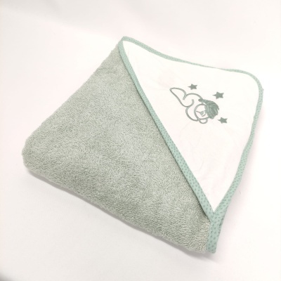 Toalha de banho para bebé verde claro com capuz branco e desenho de elefante