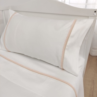 Conjunto de roupa de cama branca com detalhes em renda cor de salmão