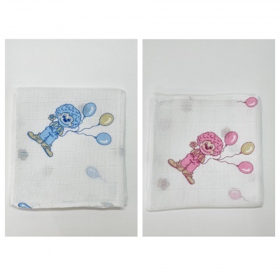 Dois panos brancos com bonecos e balões em azul e rosa