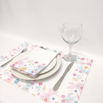 Conjunto de mesa com padrão floral colorido e utensílios de mesa