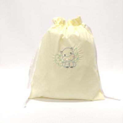 Saco amarelo claro com bordado de hipopótamo e cordão branco