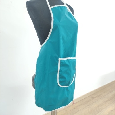 Avental de cozinha azul-turquesa com acabamento branco e bolso frontal