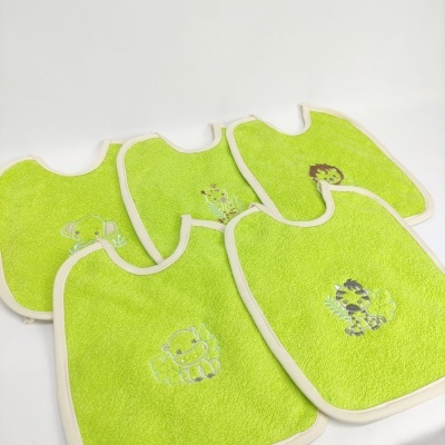 Cinco babetes verdes de bebé com bordados de animais