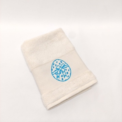 Toalha branca com bordado azul com padrão abstracto