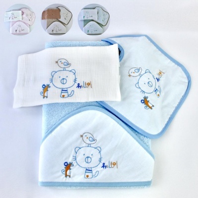 Conjunto de toalha de banho, toalha fralda e paninho com bordados de gato, pássaro e pequenos animais em azul e amarelo